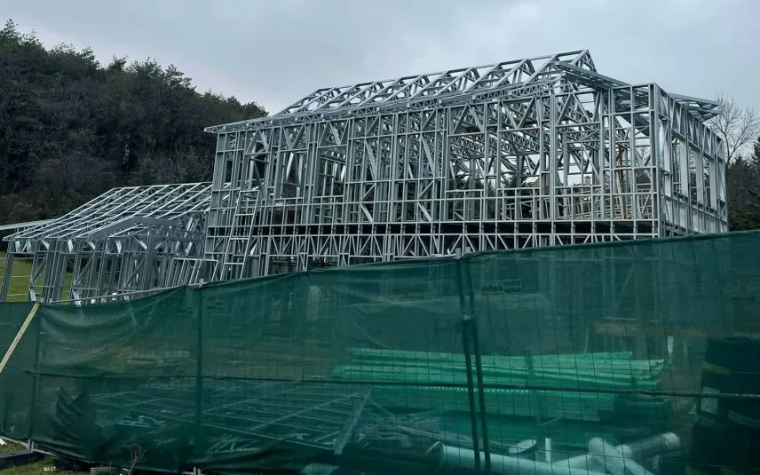 Dojo tetőszerkezet szerelés közben